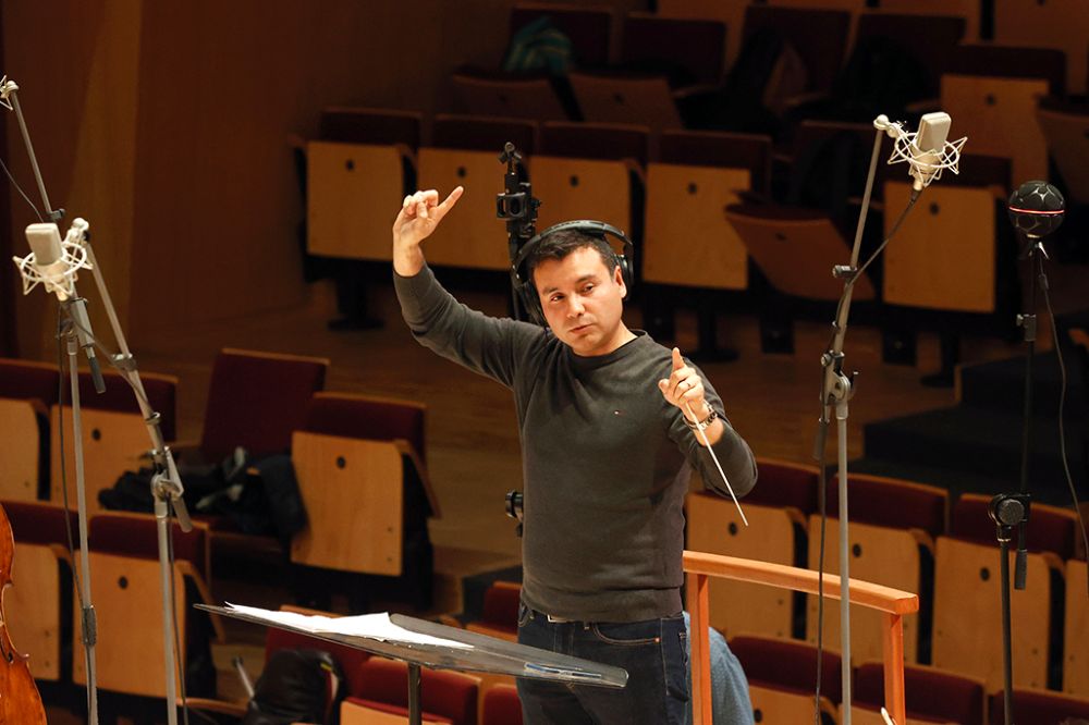 El maestro Christian Lorca fue parte de la grabación y dijo que "es muy emocionante ser parte de esta nueva versión del himno de nuestra universidad. Junto con la orquesta y el coro ya hemos trabajado, tanto en la afinación de la nueva sala en VM20 como en conciertos junto a la Camerata".